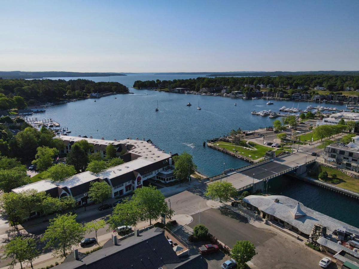 228 Edgewater Inn Charlevoix Exterior photo